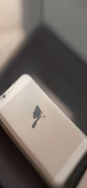 免费电影下载 App 播放器界面，全屏播放电影，底部有亮度、音量、倍速控制选项