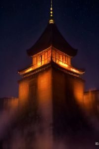 韩国犯罪悬疑片封面，雨夜城市霓虹倒影中侦探背影，暗调冷峻氛围